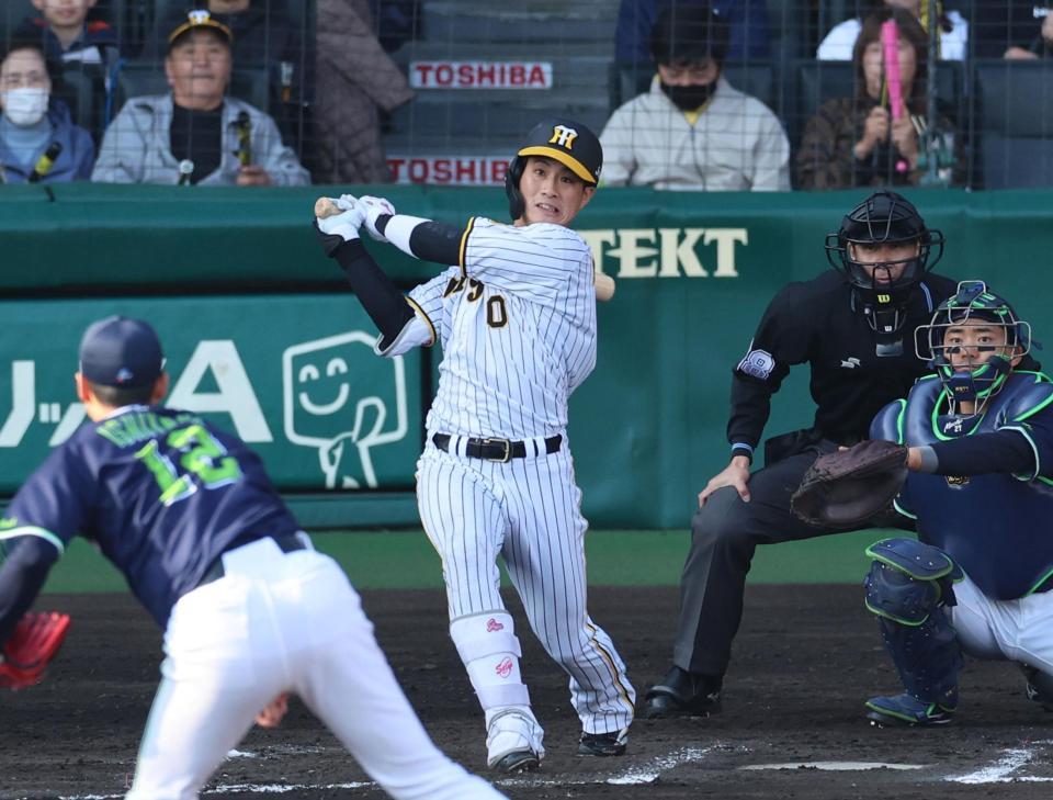 　８回、中前打を放つ木浪（撮影・山口登）