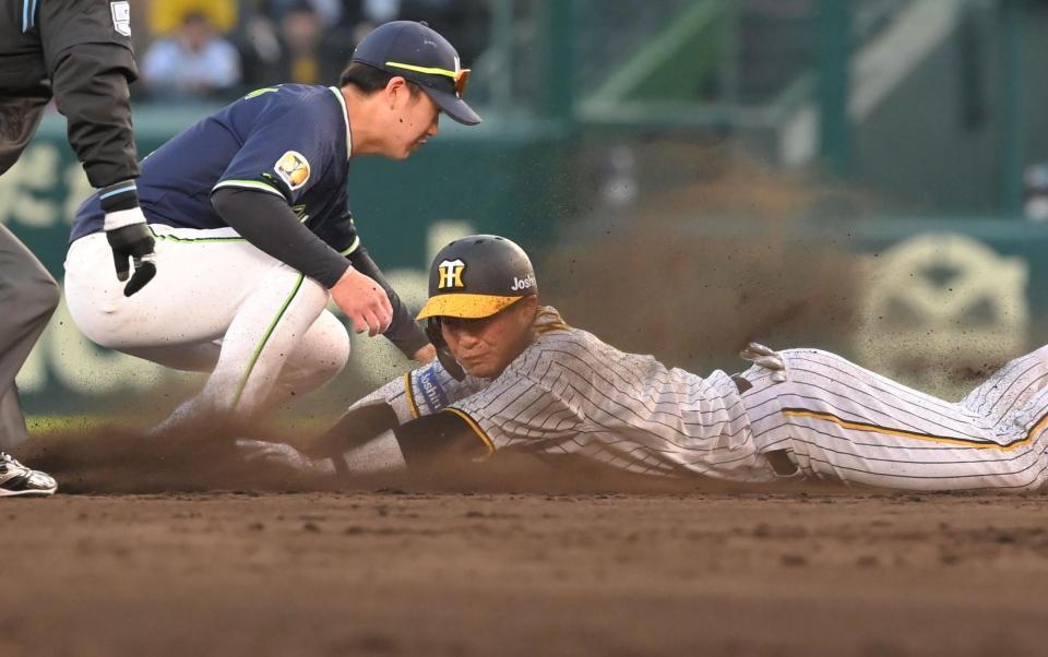 　１１回、二塁打を放ちヘッドスライディングする木浪（撮影・高部洋祐）