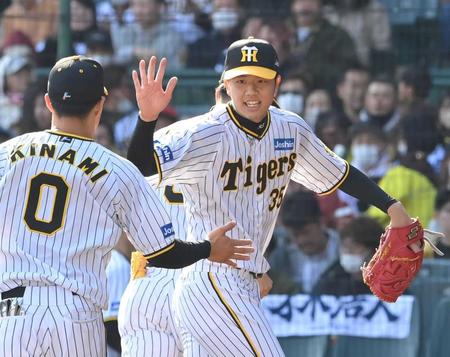 　５回、丸山和を三ゴロに打ち取り、ナインとタッチを交わす才木（撮影・高部洋祐）