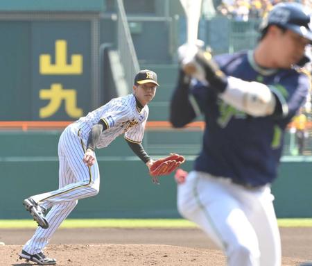 　１回、山田（手前）を見逃し三振に仕留める才木