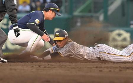 　延長１１回、二塁打を放ちヘッドスライディングする木浪（撮影・高部洋祐）