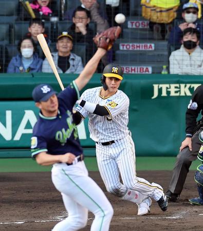 　９回、中前打を放つ木浪