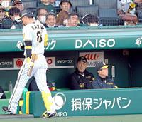 　延長１０回、佐藤輝が空振り三振に倒れ、ベンチの岡田監督（中央）は渋い表情を見せる（撮影・山口登）