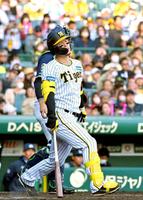 　８回、空振り三振に倒れる佐藤輝