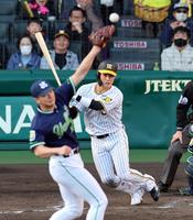 　９回、中前打を放つ木浪