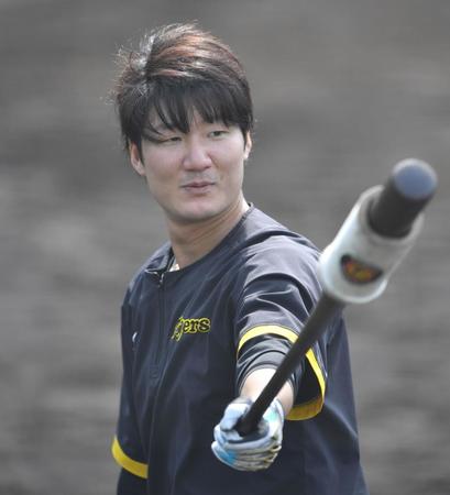 　打撃練習をする渡辺諒（撮影・中田匡峻）