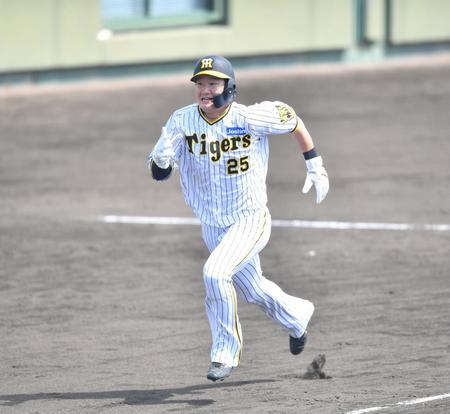 　３回、二走の渡辺諒は井上の適時打で生還（撮影・中田匡峻）