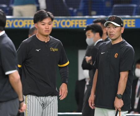 　試合前、阿部コーチ（右）と話す森下（撮影・高部洋祐）