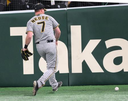 　１回、オコエの左前打をファンブルする左翼手のノイジー（撮影・堀内翔）