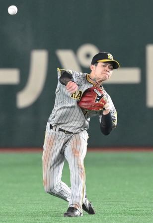 　４回、坂本の右飛を処理した森下の送球を受け、素早く三塁に送球する中野（撮影・高部洋祐）