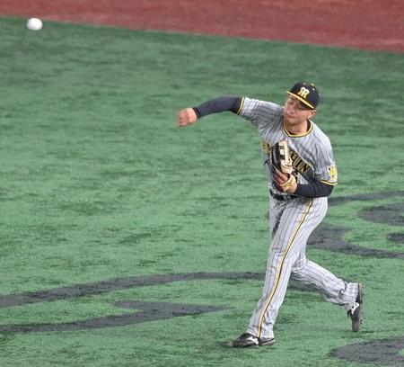 　４回、坂本の右飛を捕球し、返球する森下（撮影・西岡正）