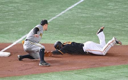 　４回、坂本の右飛で中田翔が三塁へがタッチアップも森下、中野の好返球でアウトになる（撮影・西岡正）