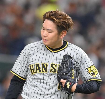 　７回、吉川に死球を与え悔しがる西勇（撮影・高部洋祐）