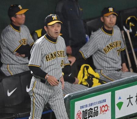　７回、厳しい表情で西勇の降板を告げに向かう岡田監督（中央）＝撮影・西岡正