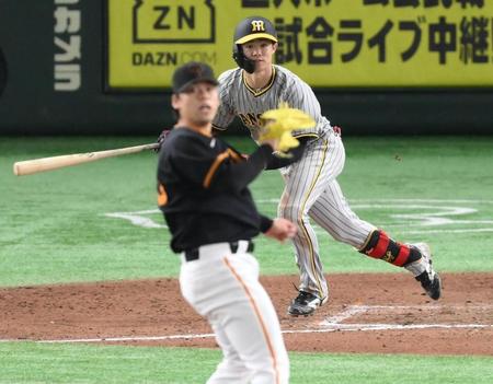 　８回、中野が中前適時打を放つ（投手・高梨）＝撮影・堀内翔