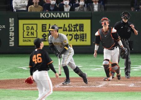 　９回、左飛に倒れた佐藤輝（撮影・堀内翔）