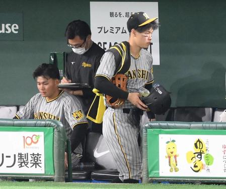 　試合後、ベンチを後にする佐藤輝。左は森下（撮影・堀内翔）