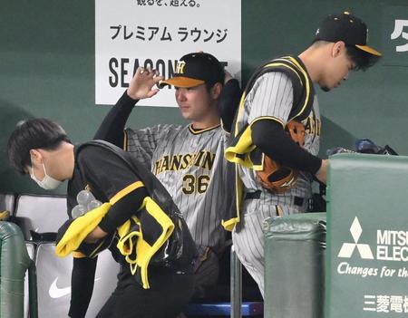 　試合後、ベンチで肩を落とす浜地。右は佐藤輝（撮影・堀内翔）