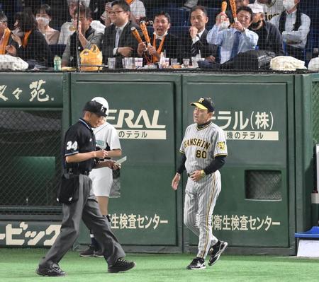 　８回、投手交代を告げる岡田監督（撮影・堀内翔）