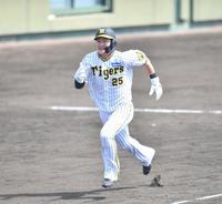 　３回、二走の渡辺諒は井上の適時打で生還（撮影・中田匡峻）