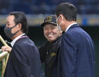 　試合前、篠塚和典氏（左）、中畑清氏（右）と談笑する岡田監督（撮影・高部洋祐）