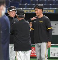 　試合前、原監督（左）らにあいさつする森下（撮影・高部洋祐）