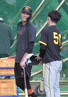 　試合前、中野（右）からあいさつされる坂本（撮影・高部洋祐）