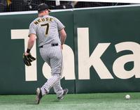 　１回、オコエの左前打をファンブルする左翼手のノイジー（撮影・堀内翔）