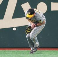 　１回、オコエの左前打をファンブルし、二進を許したノイジー（撮影・吉澤敬太）