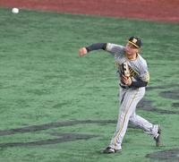 　４回、坂本の右飛を捕球し、返球する森下（撮影・西岡正）