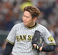 　７回、吉川に死球を与え悔しがる西勇（撮影・高部洋祐）