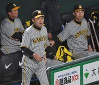 　７回、厳しい表情で西勇の降板を告げに向かう岡田監督（中央）＝撮影・西岡正