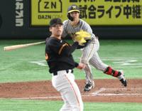 　８回、中野が中前適時打を放つ（投手・高梨）＝撮影・堀内翔