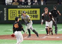 　９回、左飛に倒れた佐藤輝（撮影・堀内翔）