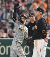 　８回、適時打を放ち、ベンチに向かって手を挙げる中野（撮影・高部洋祐）