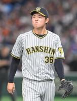 　８回途中、降板する浜地（撮影・高部洋祐）