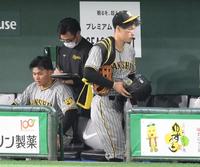 　試合後、ベンチを後にする佐藤輝。左は森下（撮影・堀内翔）