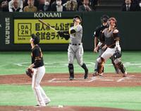 　４回、二飛に倒れる佐藤輝（撮影・堀内翔）