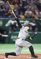 　７回、空振り三振に倒れる佐藤輝（撮影・吉澤敬太）