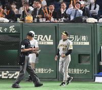 　８回、投手交代を告げる岡田監督（撮影・堀内翔）