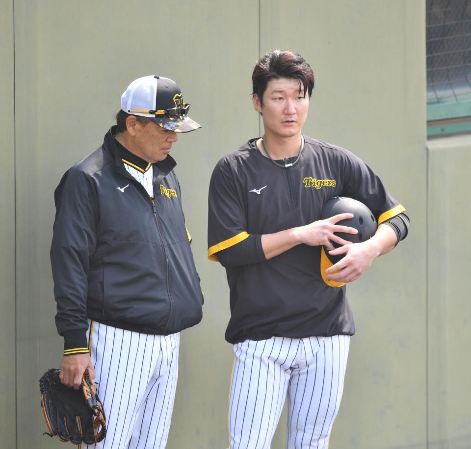 　和田２軍監督（左）と話す渡辺諒（撮影・中田匡峻）