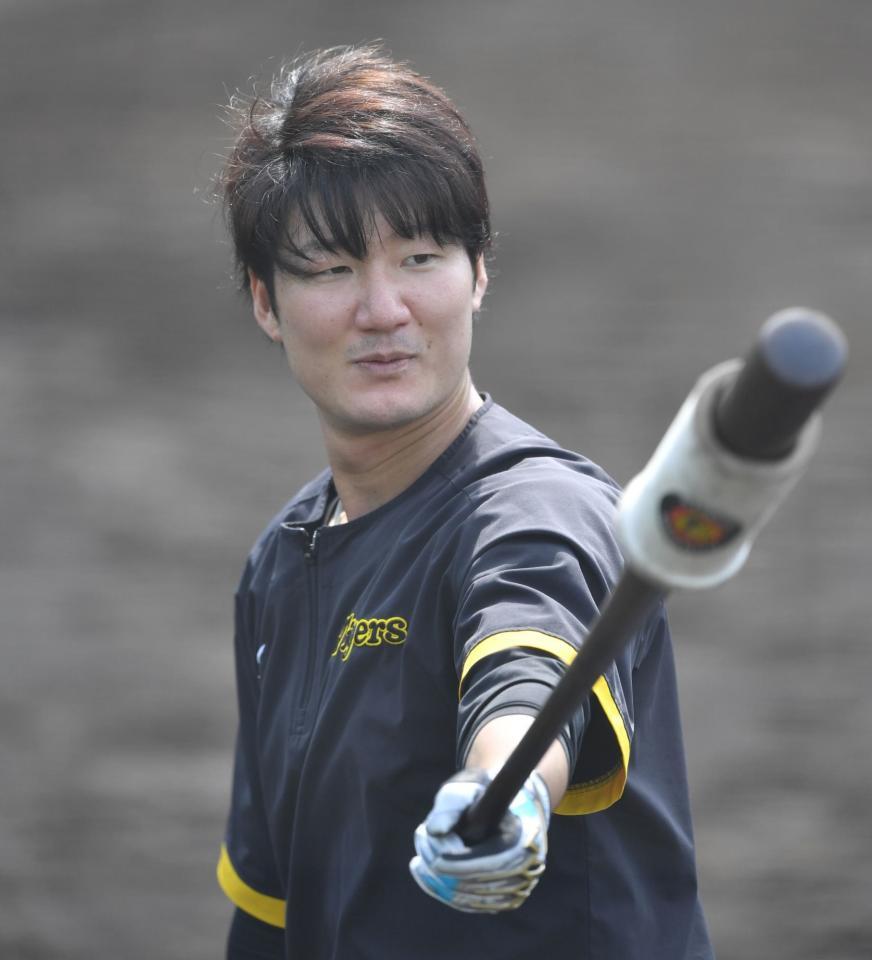 　打撃練習をする渡辺諒（撮影・中田匡峻）