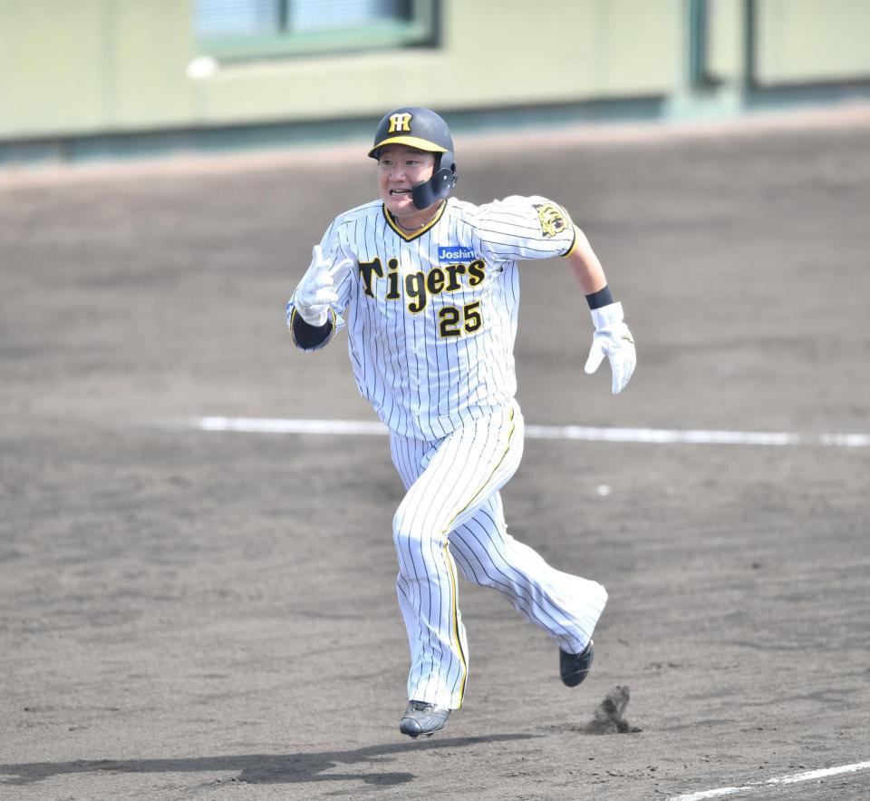 　３回、二走の渡辺諒は井上の適時打で生還（撮影・中田匡峻）