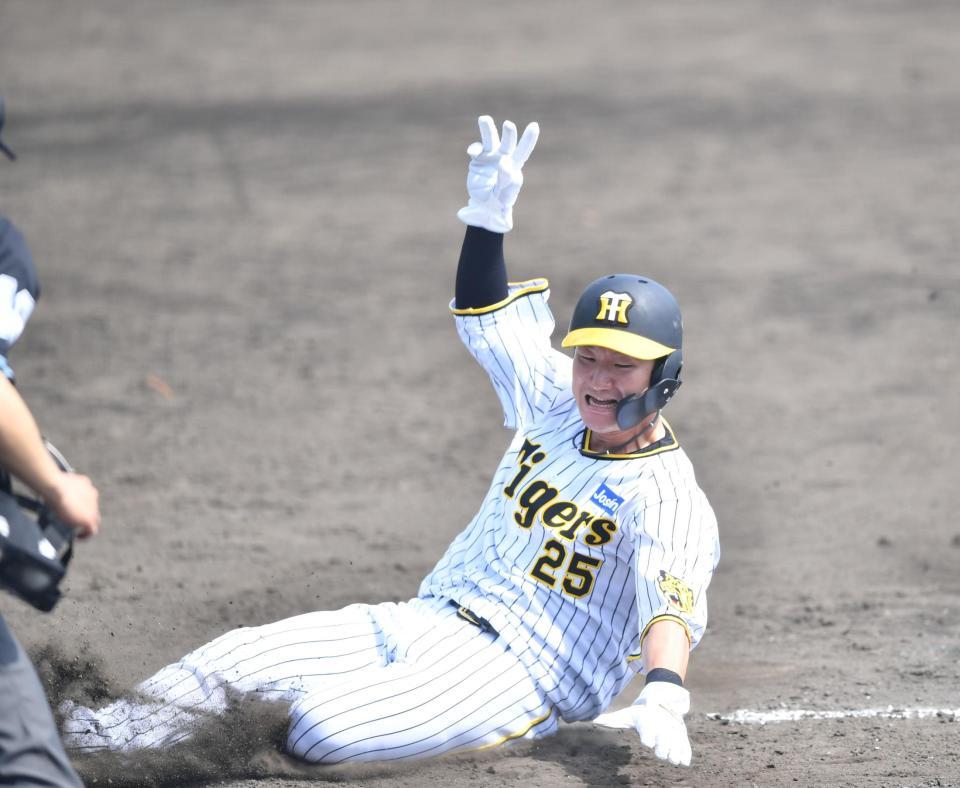 　３回、二走の渡辺諒は井上の適時打で生還（撮影・中田匡峻）