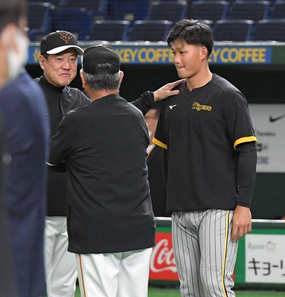 　試合前、原監督（左）らにあいさつする森下（撮影・高部洋祐）