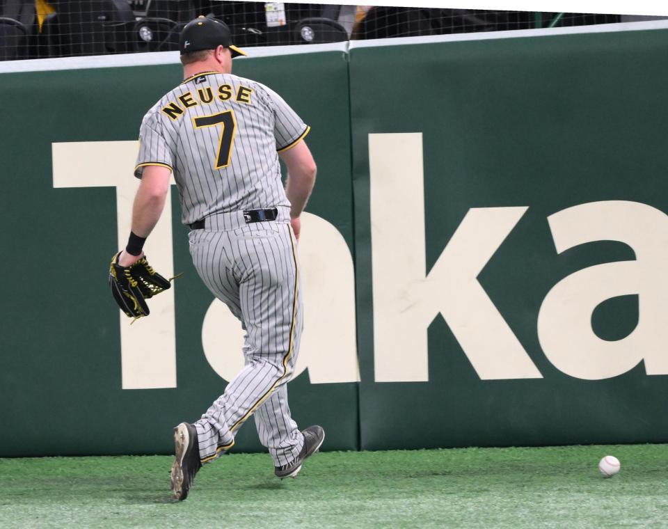 　１回、オコエの左前打をファンブルする左翼手のノイジー（撮影・堀内翔）