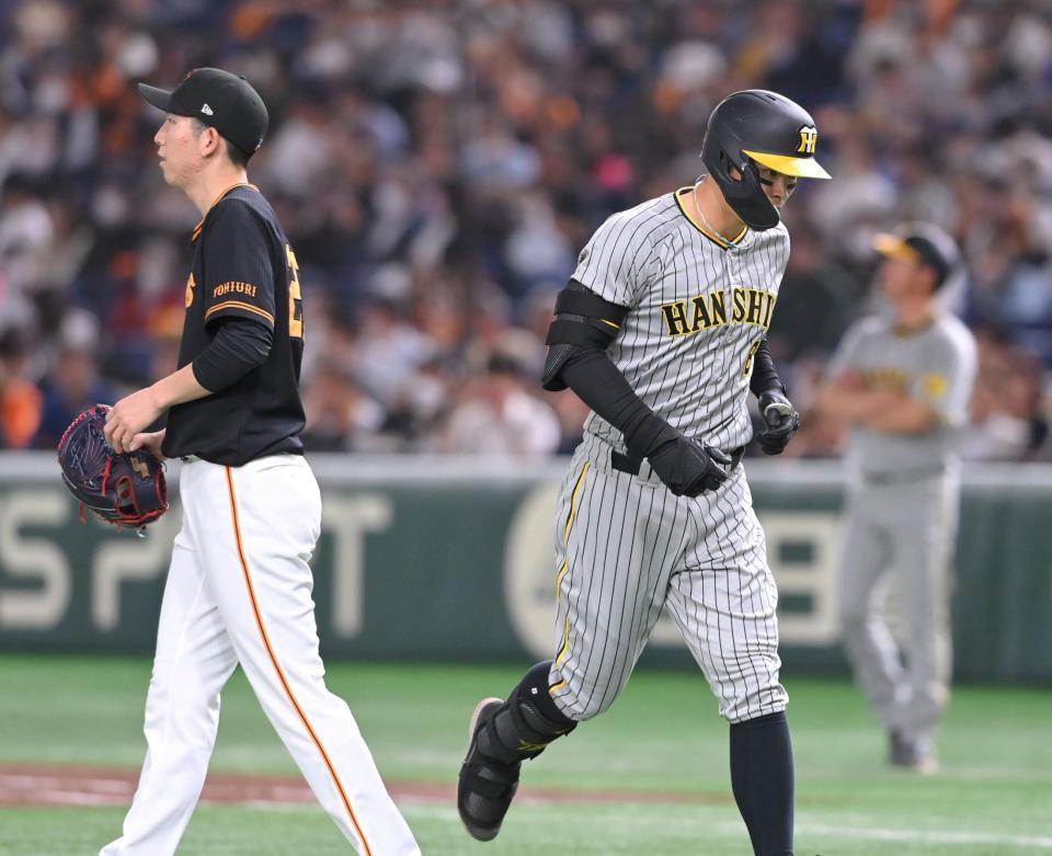 　２回、戸郷（左）の前に遊ゴロに倒れた佐藤輝（撮影・高部洋祐）