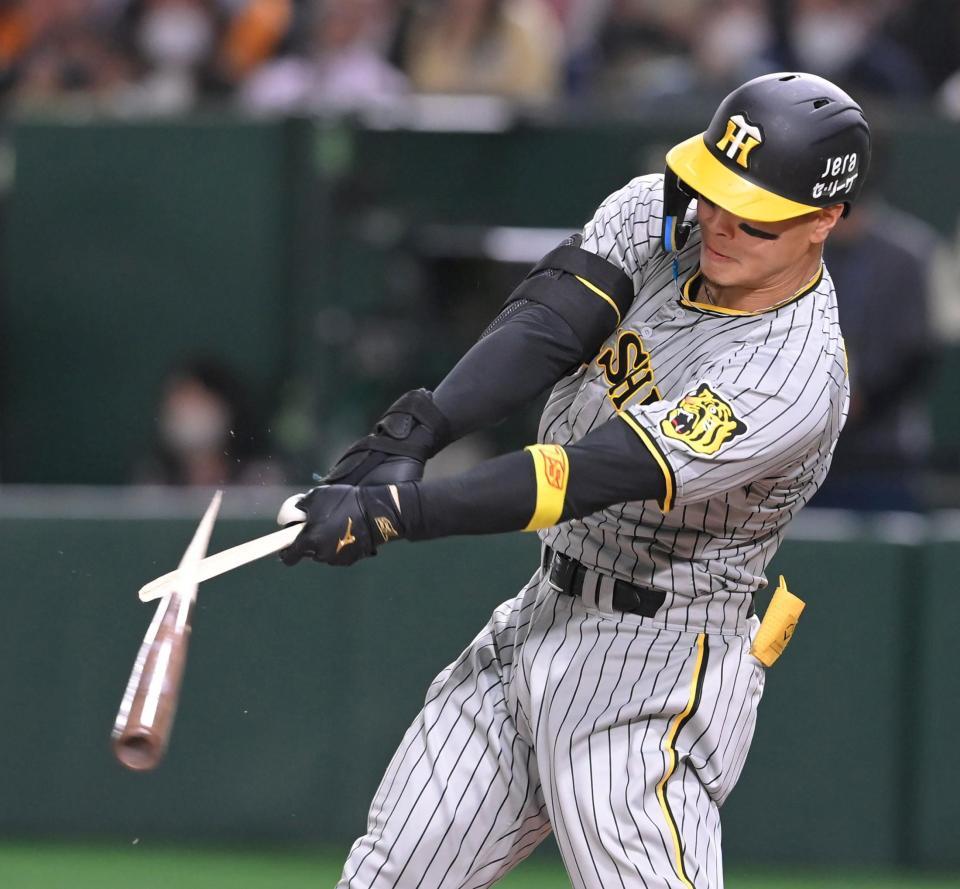 　２回、バットを折られ遊ゴロに倒れる佐藤輝（撮影・高部洋祐）