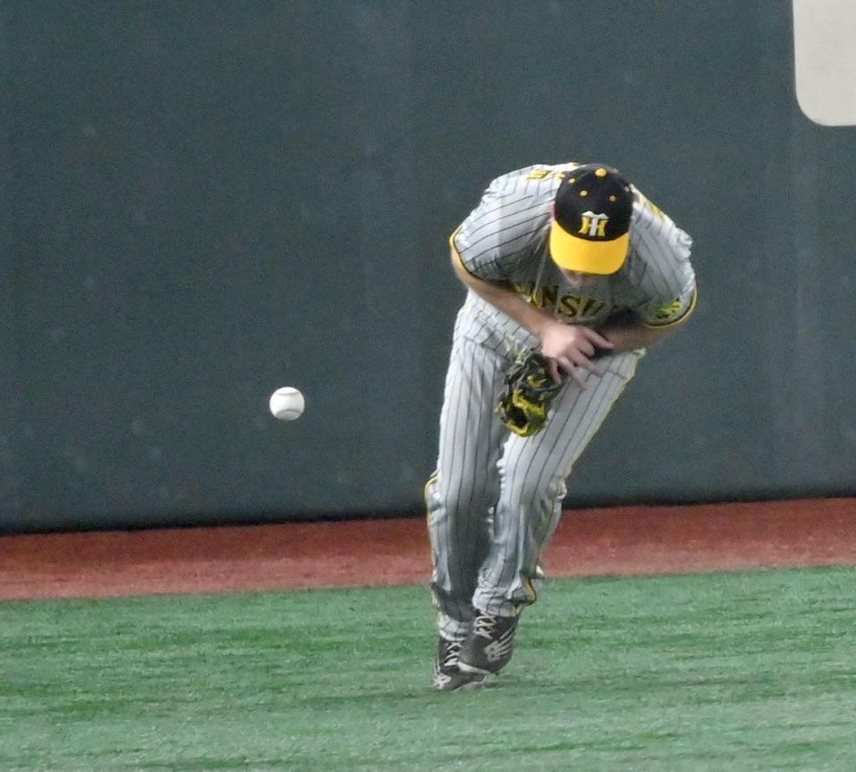 　１回、オコエの打球をファンブルし、二塁打としたノイジー（撮影・西岡正）