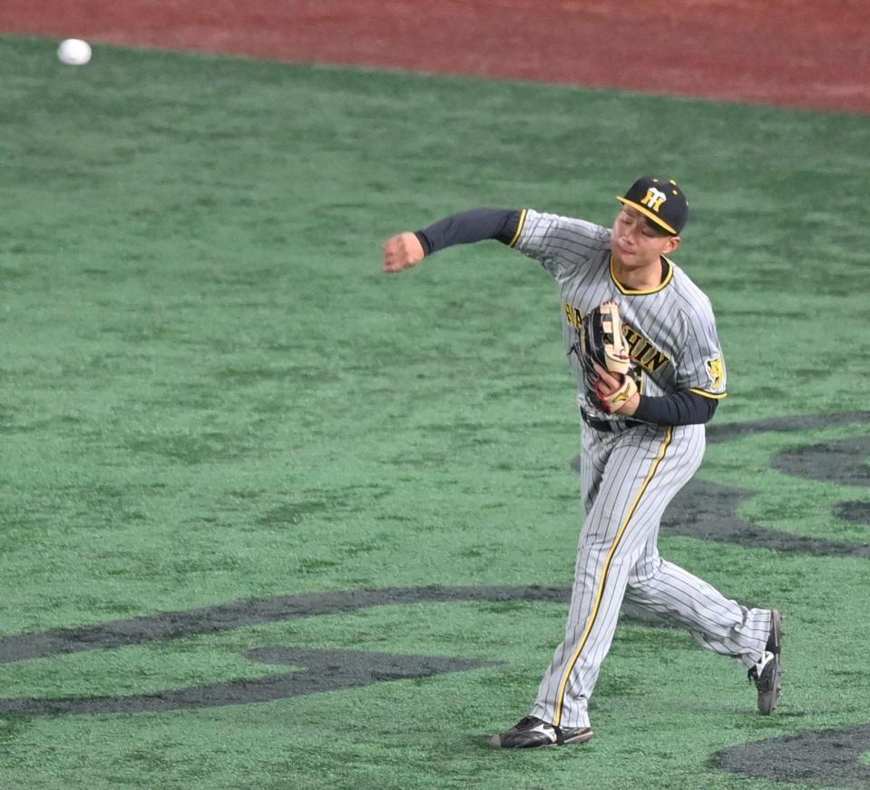 　４回、坂本の右飛を捕球し、返球する森下（撮影・西岡正）